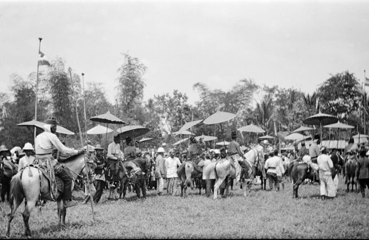ACARA SENENAN: Kegiatan Senenan yang diselenggarakan di Pasuruan pada masa dahulu. Acara tersebut sekarang, sudah tidak lagi digelar.