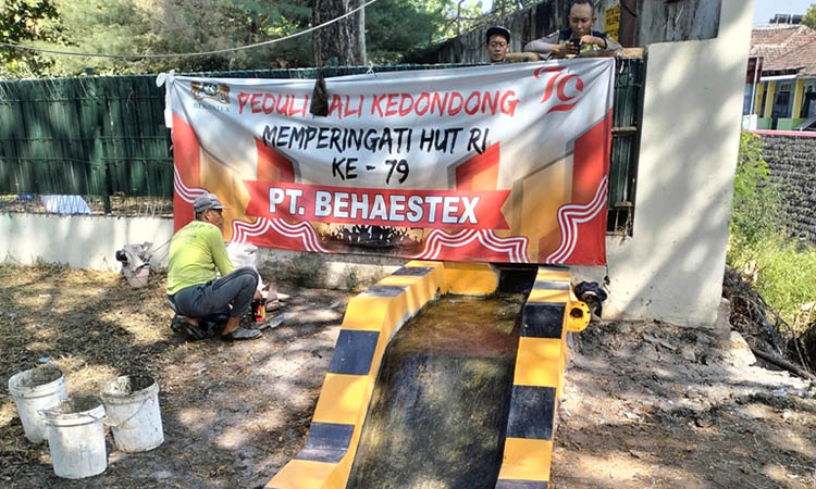 DIBUKA: Saluran pembuangan limbah cair di depan PT Behaestex Pandaan yang sempat ditutup, akhirnya dibuka.