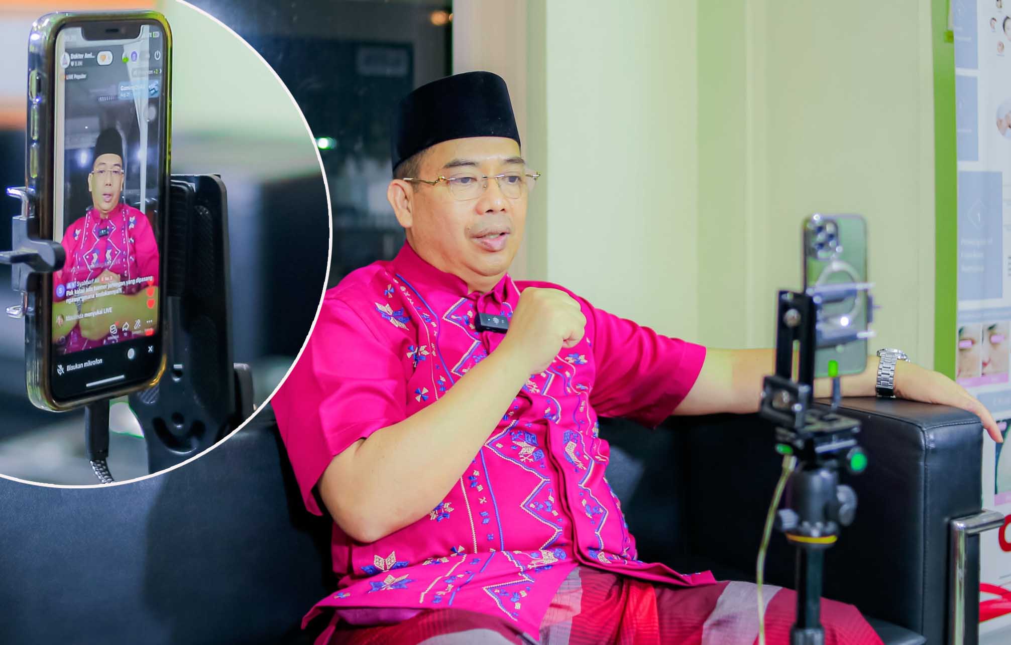 SAPA WARGA: Dokter Aminuddin saat menyapa warga dengan live di TikTok. Live TikTok itu digelar rutin tiap Senin malam.