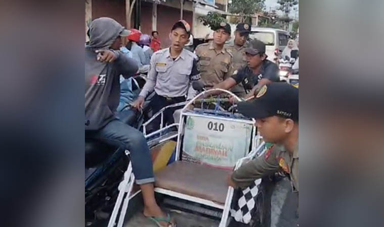 TEREKAM: Cekcok antara petugas, pengendara betor dan becak wisata di Alun-alun Pasuruan, Senin (9/9) petang.