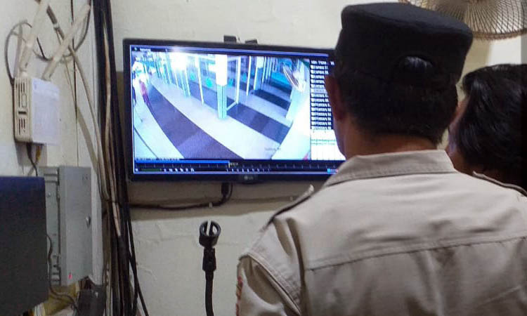 CEK CCTV: Pihak kepolisian saat mengecek CCTV masjid, untuk melihat rekaman tindak dugaan pencurian amplifier.
