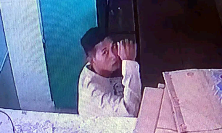 TEREKAM: Terduga pelaku pencurian amplifier Masjid Nurul Aqsha yang sempat terekam CCTV.