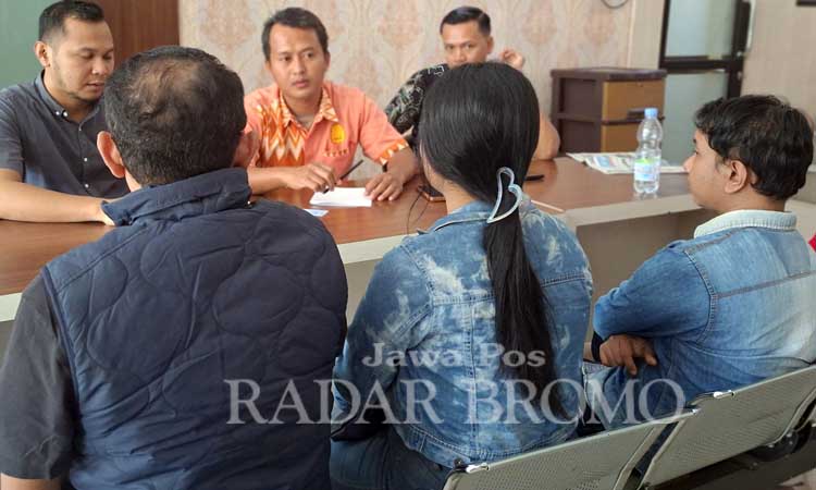 LAPORAN: DW (tengah) dan pemilik kafe didampingi Direktur LSM Pus@aka Lujeng Sudarto saat melapor  ke Mapolres Pasuruan. (M Busthomi/ Radar Bromo)