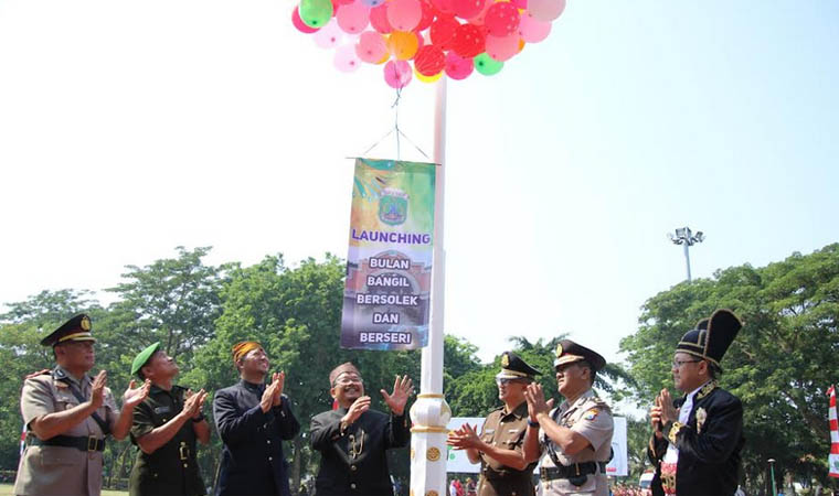 PENCANANGAN: Pj Bupati Pasuruan, Andriyanto, saat meluncurkan Bulan Bangil Bersolek dan Berseri (B4). (DLH for jawa Pos Radar Bromo)