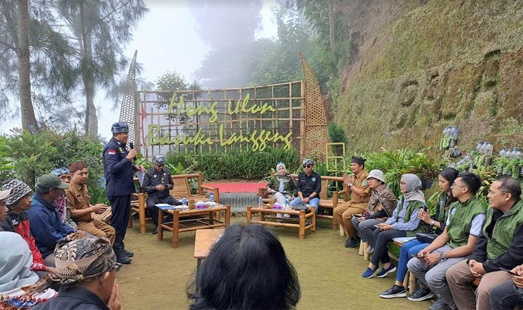 PAPARAN: Kepala DLH Kabupaten Pasuruan, Taufikhul Ghony, memaparkan BAJUMAS dihadapan para stakeholder.(DLH for jawa Pos Radar Bromo)
