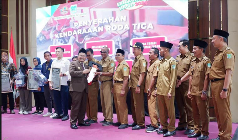 SARANA KEBERSIHAN: Penyerahan kendaraan roda 3 oleh Pj Bupati Pasuruan, Andriyanto.(DLH for jawa Pos Radar Bromo)