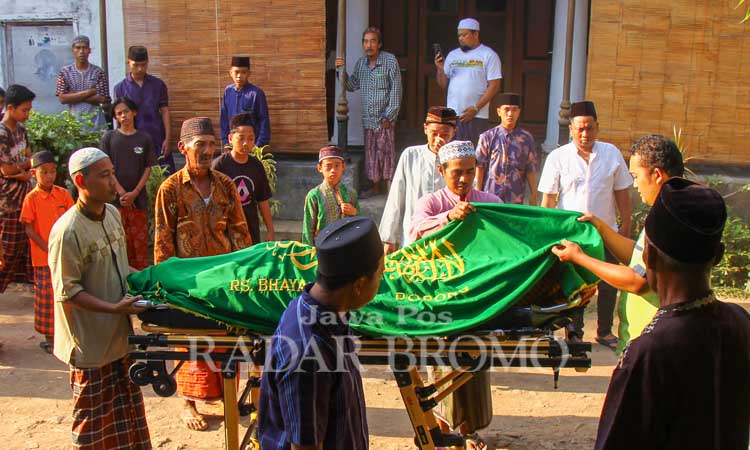 NAHAS: Jenazah IW saat dibawa ke rumah duka sebelum dimakamkan, Kamis (12/9). (Mokhamad Zubaidillah/ Radar Bromo)
