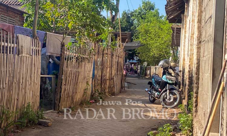 TKP: Ruas jalan tempat korban disebut-sebut blayer motor sebelum dihajar terduga pelaku. Namun, ibu korban menepis hal itu. (Mokhamad Zubaidillah/ Radar Bromo)