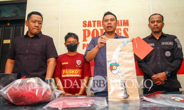 TEGA: Kasatreskrim Polres Pasuruan Kota Iptu Choirul Mustofa (dua dari kanan) saat menunjukkan celurit yang dibuat menghabisi pelaku dan pelaku pembunuhan paman di Nguling.