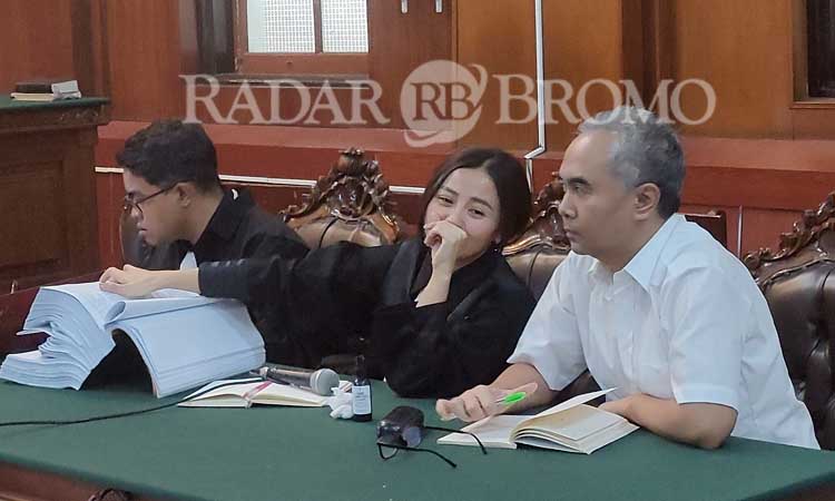 Viki Yossida (kanan) berdiskusi dengan pengacaranya, Elok Dwi Kadja (tengah) di PN Surabaya (12/9). (Lugas Wicaksono/ Jawa Pos)
