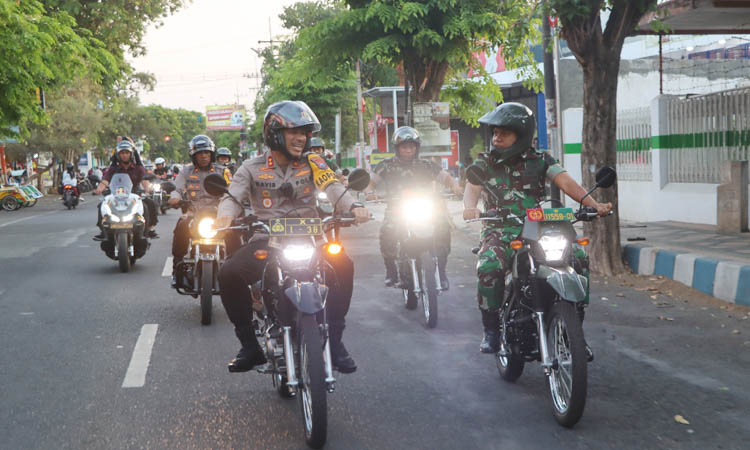 BANYAK: Personel gabungan dari kepolisian, TNI hingga Dishub melakukan patroli di sudut jalan di Kota Pasuruan.
