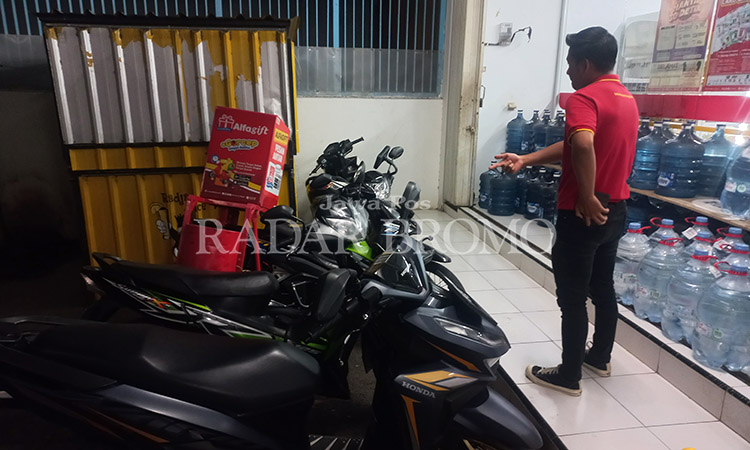TKP: Rafi Rizky, 20, warga Kelurahan Sukabumi, Mayangan, Kota Probolinggo menunjukkantempat parkir motor Honda Scoopy miliknya yang hilang dicuri, Kamis (12/9) malam.