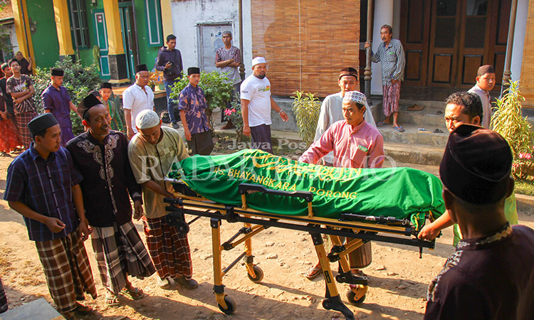 DIMAKAMKAN: Jenazah korban penganiayaan Yud, 17, hendak dimakamkan di TPU Dusun/Desa Kandung, Winongan, Kabupaten Pasuruan, Kamis (12/9).