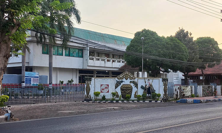 TUTUP: Pabrik kecap cap Orang Jual Sate milik PT Sinarmas Surya Sejahtera (Sinarmas Group) di Jalan Soekarno Hatta, Kota Probolinggo yang telah berhenti beroperasional sejak 20 Juni 2023 lalu.