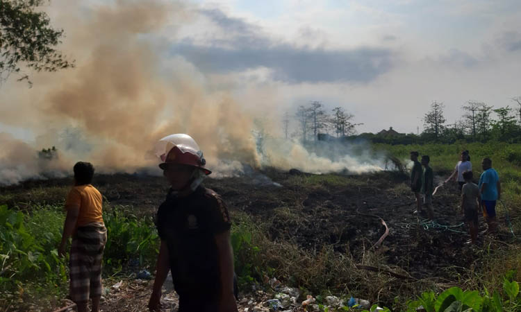 SEBELUM PADAM: Personel damkar di lokasi lahan milik P3GI yang terbakar siang kemarin.