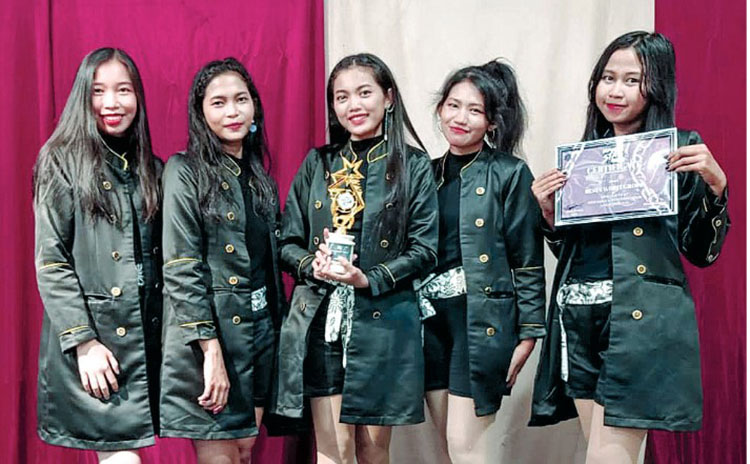 BERPRESTASI: Angel Wing ketika menang lomba di Mal Surabaya Bege Junction.