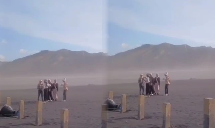 BADAI: Sejumlah wisatawan berada di kawasan Gunung Bromo, yang dilanda badai, Sabtu (14/9).