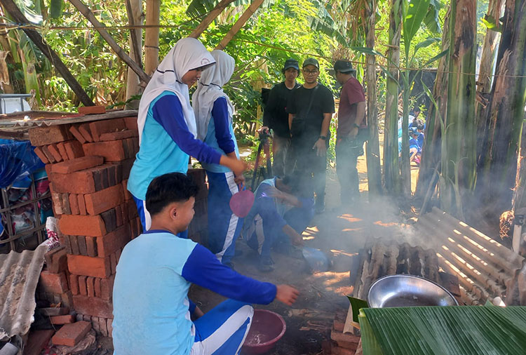 KERJA SAMA: Pelajar SMPN 7 Probolinggo, praktek membuat lele panggang untuk video dokumenter Kemendikbudristek RI, Sabtu (14/9).