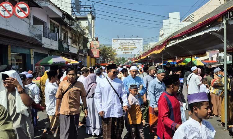 Jamaah Haul Kiai Hamid memadati jalan Wahid Hasyim Kota Pasuruan.
