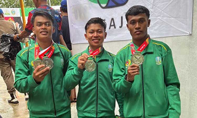 Tiga atlet arung jeram asal Kabupaten Probolinggo berpose bareng medali perak yang diraih di PON XXI, Aceh. (Istimewa)