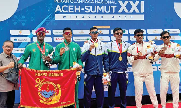 RAIH PERAK: Ketua PODSI Kota Probolinggo Sugito Prasetyo (paling kiri) bersama Aprianto (ketiga dari kiri) usai penyerahan medali kelas Rowing Coxless Paris pada PON XXI Aceh-Sumut, Jumat (13/9).