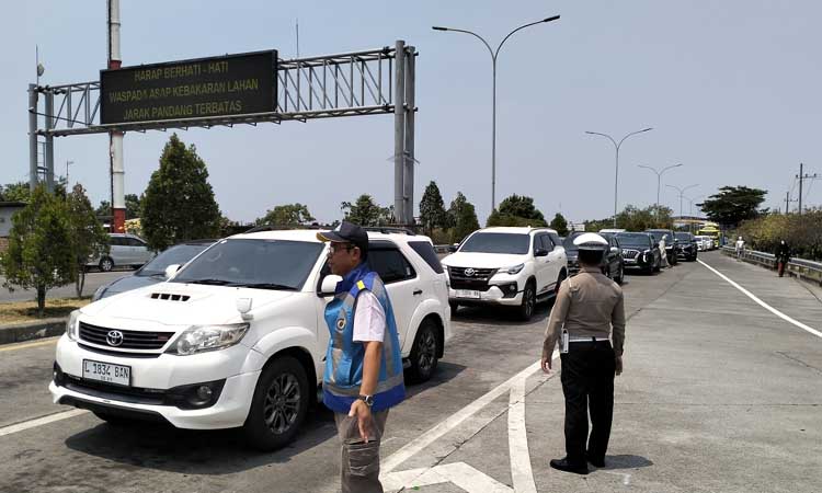 PENUMPUKAN: Kemacetan terjadi di exit tol Pandaan, Minggu (15/9). (Rizal Syatori/ Radar Bromo)