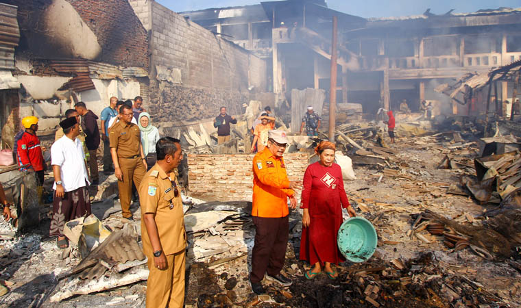 HARUS RESPONSIF: Pj Bupati Pasuruan bersama jajarannya, menemui pedagang di Pasar Pasrepan usai terbakar beberapa waktu lalu. Bagi Andriyanto, kehadiran pemerintah