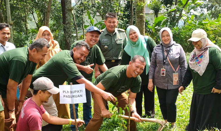 BENTUK KERJA SAMA: Sekda Kabupaten Pasuruan Yudha Triwidya Sasongko di acara menanam pohon saat Hari Bumi di Desa Dayurejo, Kecamatan Prigen, April silam. Pem