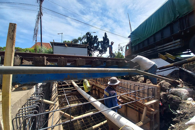 KERJA: Sejumlah pekerja memasang tulangan pada proyek box culvert di jembatan nomor BH.397, JPL Pilang, Kota Probolinggo, Rabu (18/9) pagi.