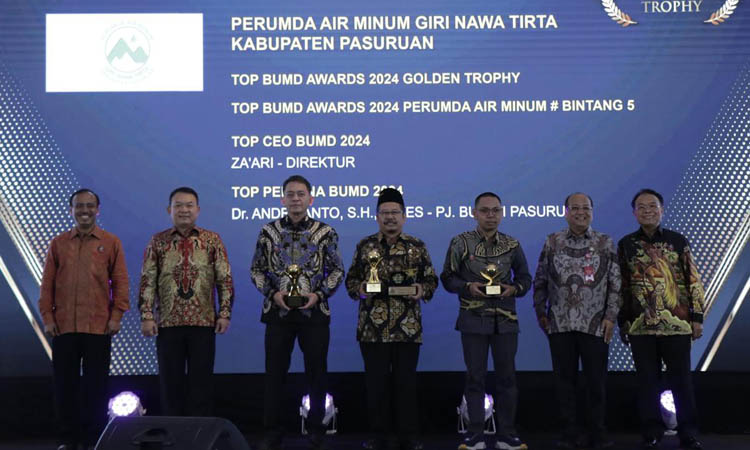 TIGA TAHUN BERTURUT: TOP BUMD Award 2024 diterima Perumdam Giri Nawa Tirta Kabupaten Pasuruan.&nbsp;(Perumdam for Jawa Pos Radar Bromo)