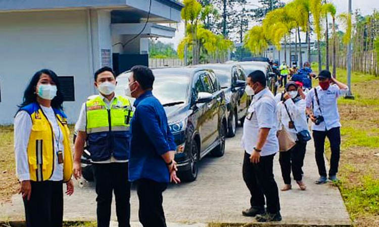 TINJAU LOKASI: Direktur Perumdam Giri Nawa Tirta Kabupaten Pasuruan Za