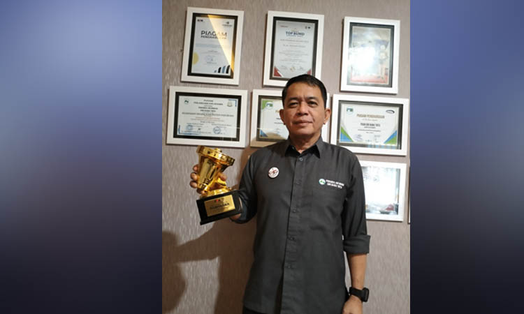 SEPULUH INSTANSI TERBAIK: Direktur Perumdam Giri Nawa Tirta Kabupaten Pasuruan Za
