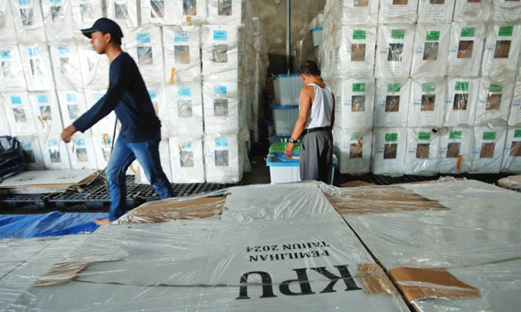 DISIMPAN: Tumpukan kotak suara yang sudah tersimpan di gudang KPU Kota, di Jalan Anggrek Kademangan.