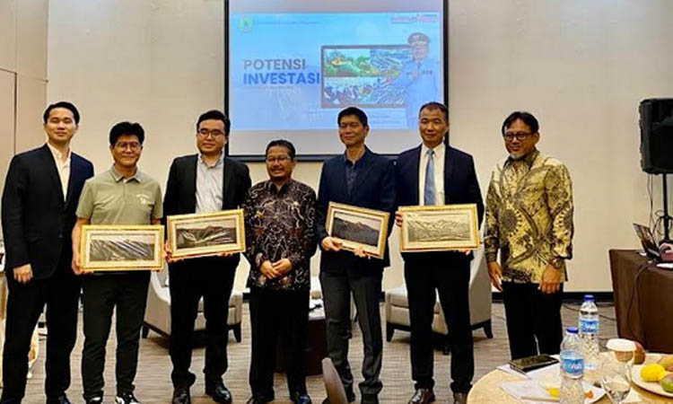 SEMAKIN BANYAK: Pj Bupati Pasuruan Dr. Andriyanto, S.H., M.Kes.&shy; bersama investor Penanaman Modal Asing (PMA) bersama Kepala Dinas Penanaman Modal dan Pelayanan Terpadu Satu Pintu Drs. Syaifudin Ahma