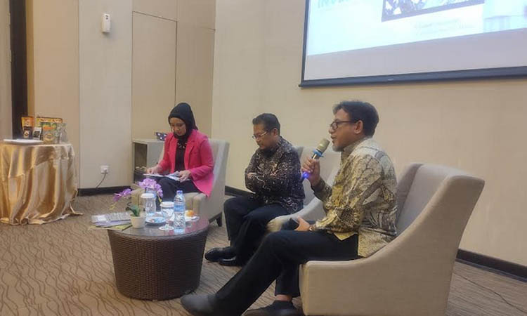 BEBER POTENSI: Kepala Dinas Penanaman Modal dan Pelayanan Terpadu Satu Pintu Drs. Syaifudin Ahmad, M.Si. menjelaskan potensi investasi di Kabupaten Pasuruan saat Investment Gathering.