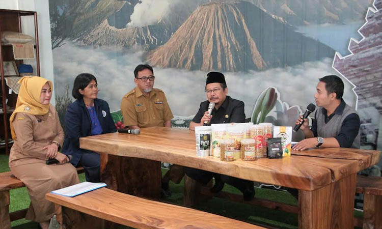YAKINKAN INVESTOR: Pj Bupati Pasuruan Dr. Andriyanto, S.H., M.Ke talk show terkait potensi investasi di Kabupaten Pasuruan.