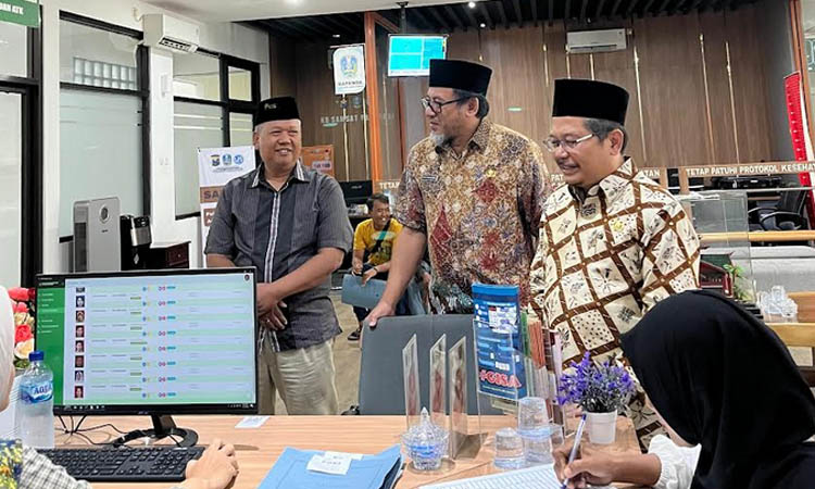 MAKIN LENGKAP: Pj Bupati Pasuruan Dr. Andriyanto, S.H., M.Kes.&shy; memantau pelayanan di Mal Pelayanan Publik (MPP) Kabupaten Pasuruan.