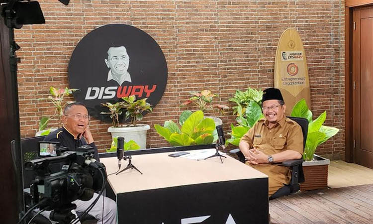 PROMOSI: Pj Bupati Pasuruan Dr. Andriyanto, S.H., M.Kes.&shy; podcast bersama Dahlan Iskan tentang potensi-potensi yang dimiliki Kabupaten Pasuruan sebagai segitiga emas.