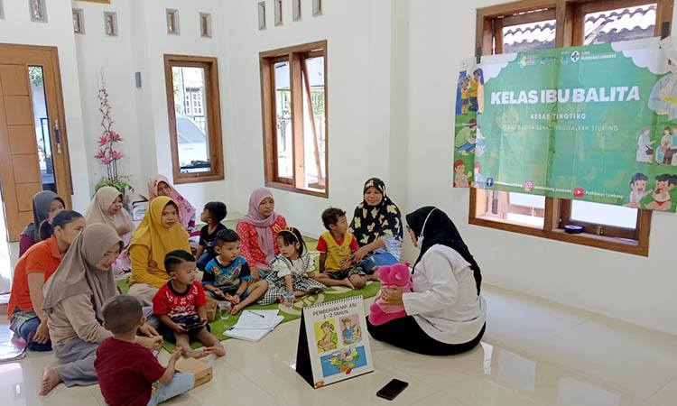 ATASI STUNTING: Petugas kesehatan UOBF Puskesmas Lumbang saat memberikan edukasi kepada masyarakat, berkaitan dengan stunting.