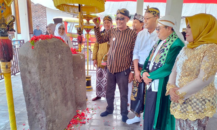 KUNJUNGI: Camat Gempol, Komari (dua dari kanan) saat mengunjungi dan berziarah ke situs Prasasti Cunggrang, Rabu (18/9).