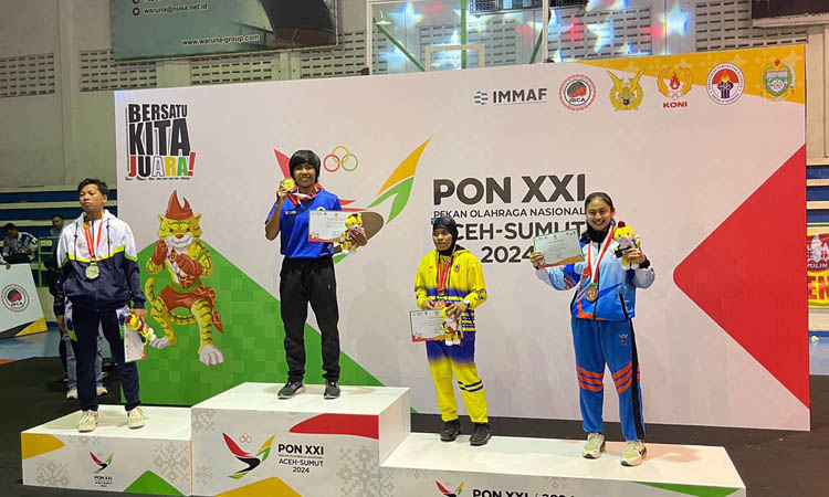 EKSIBISI: Suryaning Tyas (kaos biru), atlit asal Kabupaten Pasuruan raih medali emas dari cabor MMA female di PON XXI Aceh - Sumut.