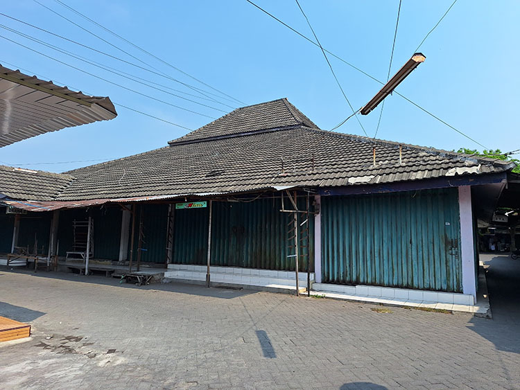 BEKAS SEJARAH: Eks Pendapa Kawedanan Bangil yang merupakan sisa sejarah adanya kawedanan di Bangil. Saat ini, pendapa tersebut berubah menjadi pertokoan.
