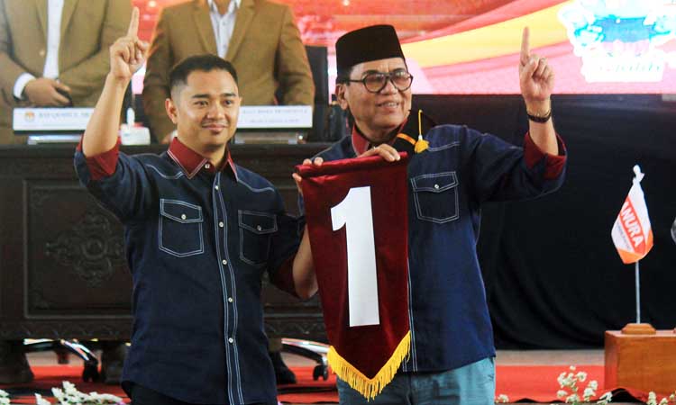 NOMOR SATU: Paslon Zulmi-Rasit saat menunjukkan nomor urut satu.