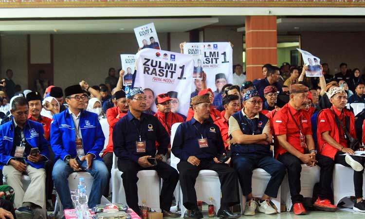 BERI DUKUNGAN: Pendukung paslon Zulmi-Rasit membawa banner dukungan untuk paslon Zulmi-Rasit.