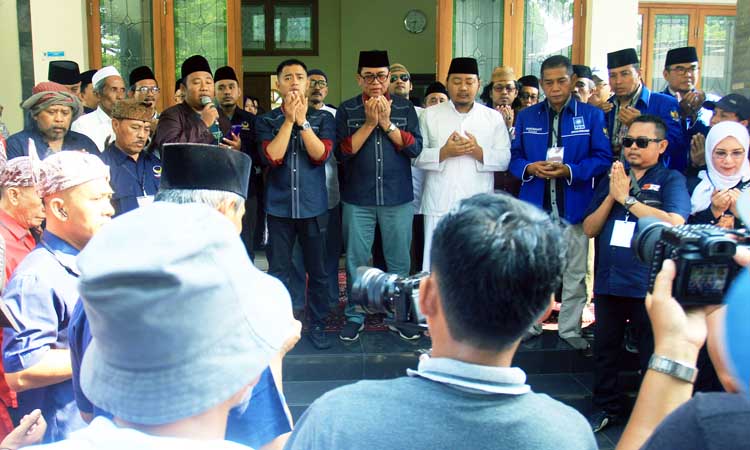 DOA BERSAMA: Sebelum berangkat ke GIC, paslon Zulmi-Rasit dan relawan menggelar doa bersama.