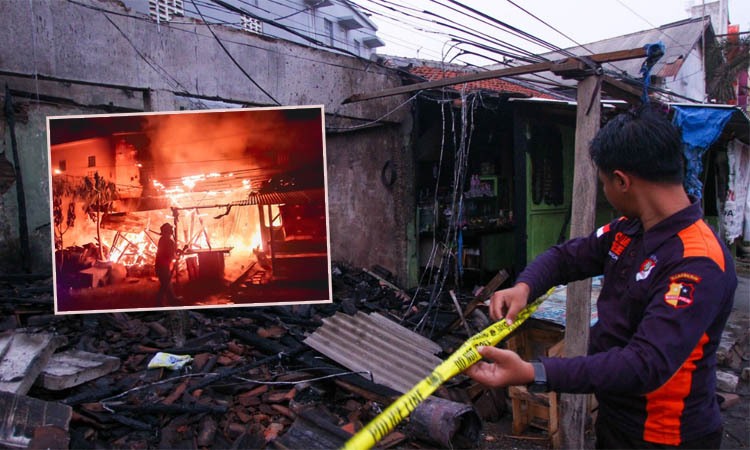 LUDES: Petugas kepolisian melakukan identifikasi di sebuah bangunan warung di Jalan Komodor Yos Sudarso yang terbakar (Inset) Kamis (26/9) dini hari.
