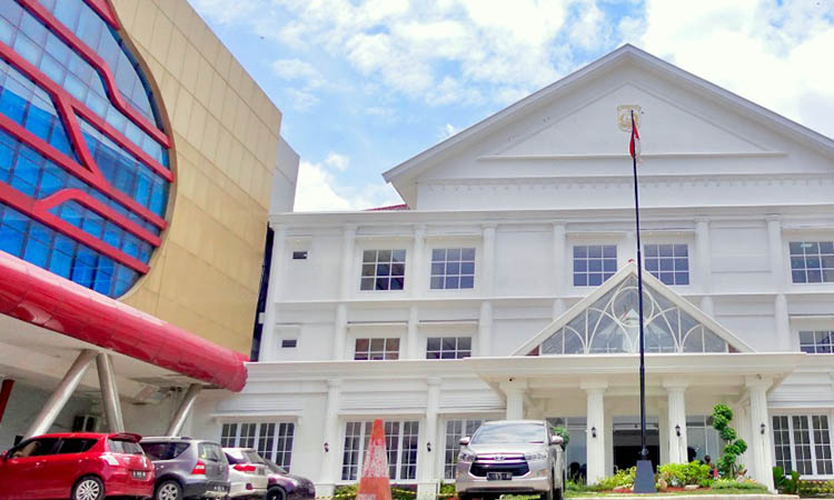 MEGAH: Bangunan gedung RSUD Bangil yang tampak megah. Pengembangan demi pengembangan dilakukan untuk mengoptimalisasi layanan.