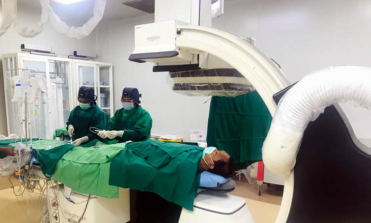 TELITI: Seorang pasien saat menjalani kateterisasi jantung di RSUD Bangil. Dengan fasilitas Cathlab, pemeriksaan jantung lebih maksimal.