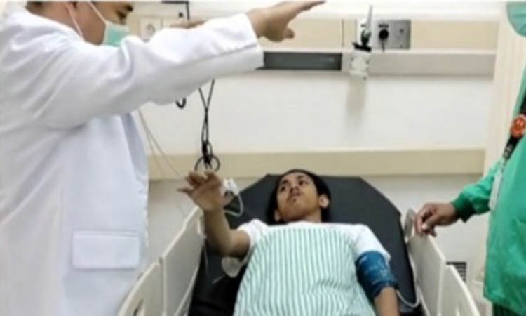 LAYANI: Penanganan pasien stroke oleh petugas medis RSUD Bangil.