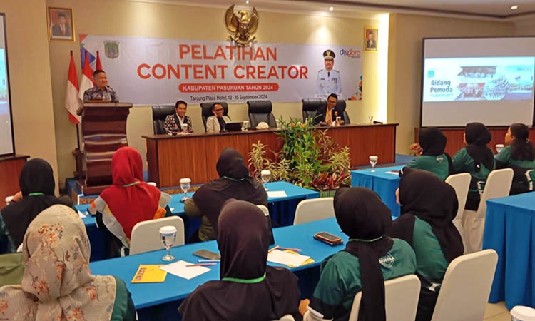 KREATIF: Kepala Dispora Kabupaten Pasuruan, Mujiono saat memberikan materi dalam pelatihan content creator bagi kalangan pemuda. Kegiatan ini digagas, dalam upaya mengasah kreativitas kalangan pemuda.